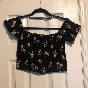 Black daisy pattered crop top